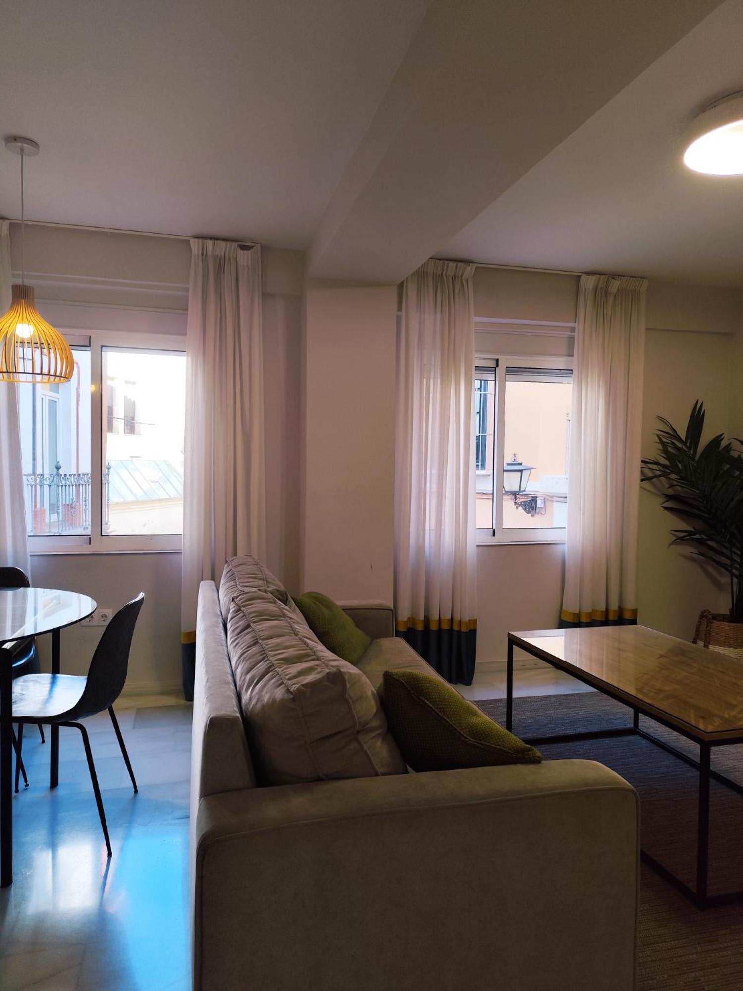 Yellow Sun Apartment *
