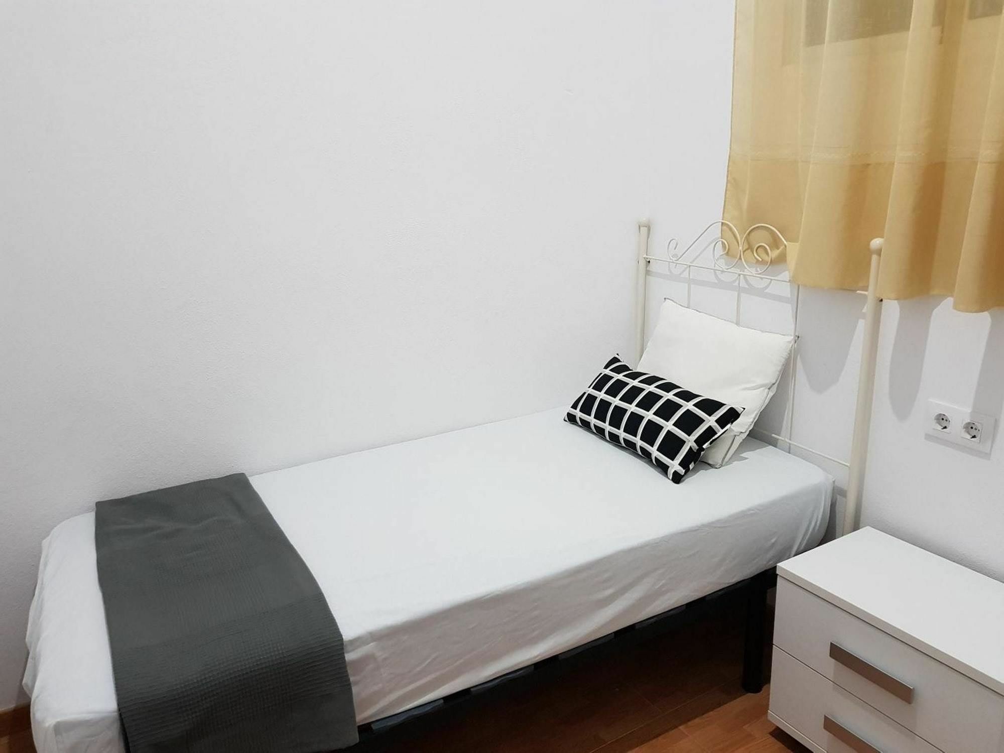 Apartment With 2 Bedrooms In Sevilla, With Wifi *