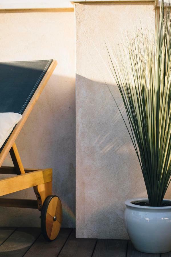 One&lux Byron Apartment
